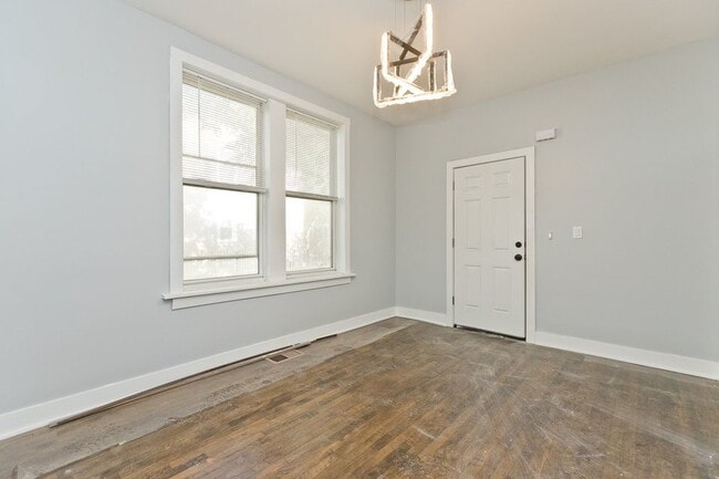 Building Photo - 1922 N Wilmot Ave