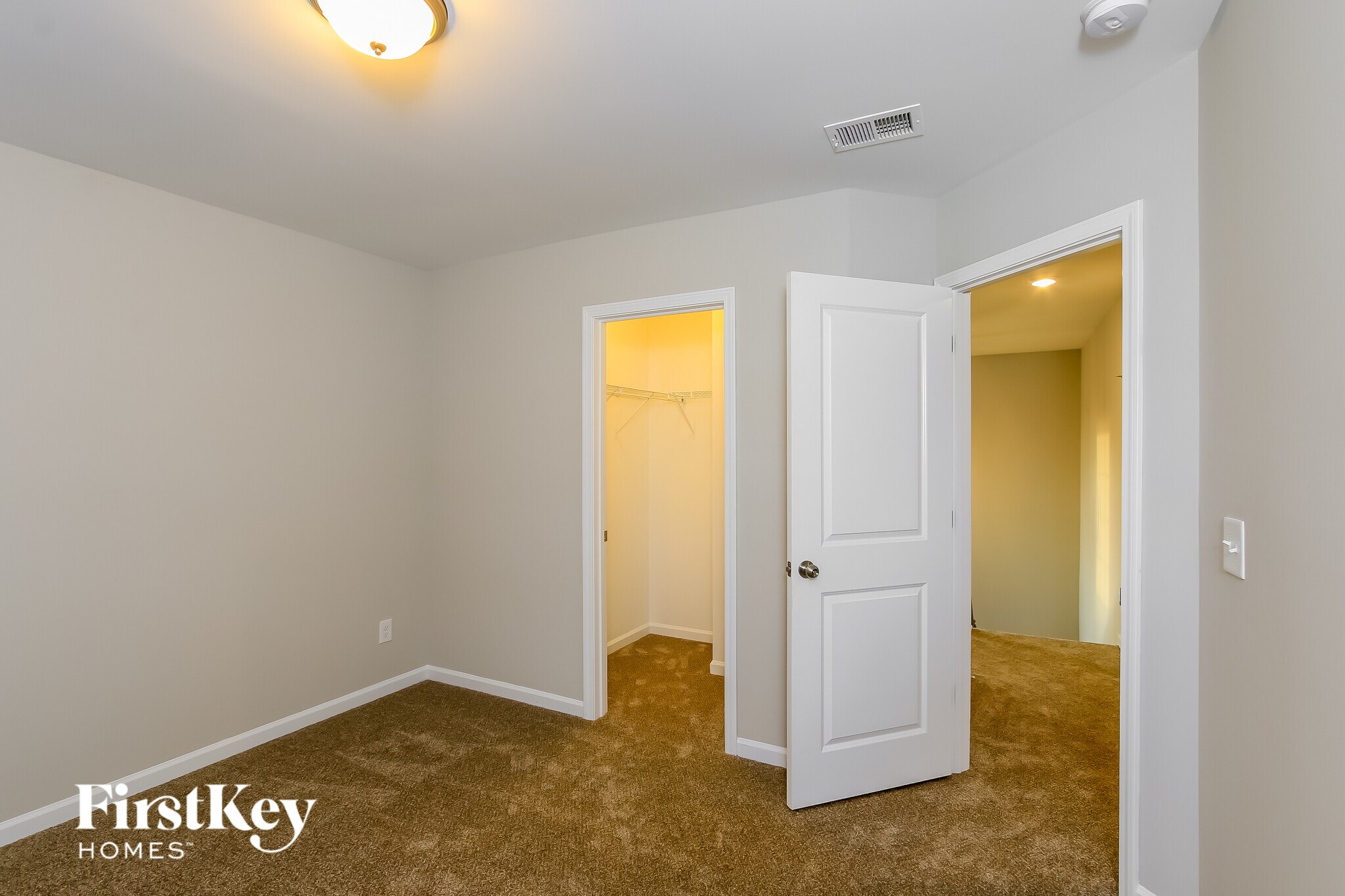 Building Photo - 820 Redbud Ln