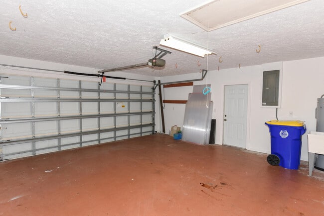 Building Photo - 1927 NE San Carlos Calle