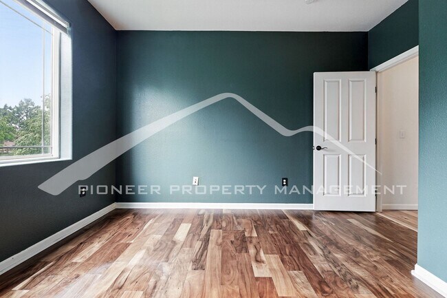 Building Photo - Spacious Condo with Central AC and Washer/...