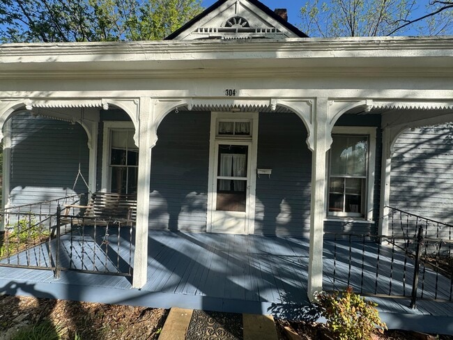 Building Photo - 304 W Pine