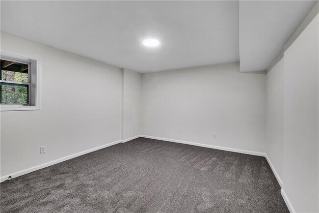 Building Photo - 6881 Hickory Hollow Dr