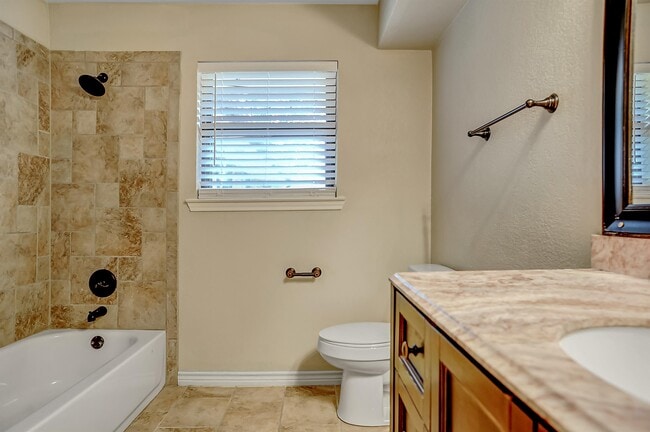 Building Photo - 921 Holiday Dr