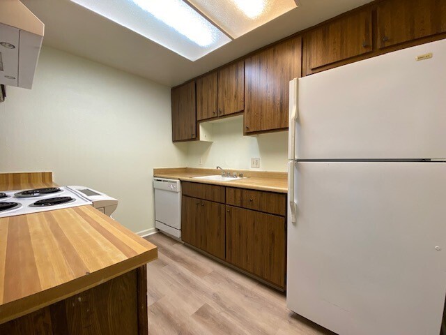 Building Photo - Charming and Well-Maintained 3-Bedroom, 2-...