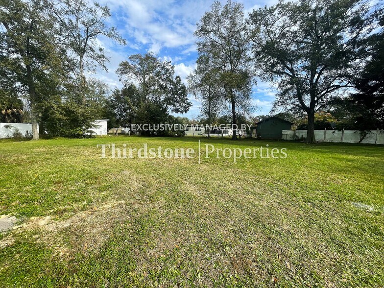 Building Photo - 1717 Lindsey Rd