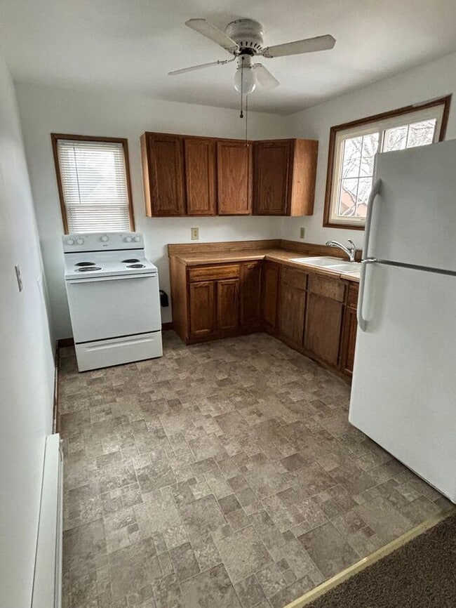 Building Photo - 2 BR Upstairs Apartment