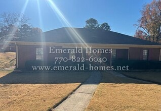 Building Photo - Beautiful 2 bedroom 2 bathroom ranch duplex Now Ready!