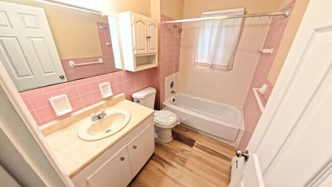 Building Photo - 146 Woodhill Dr
