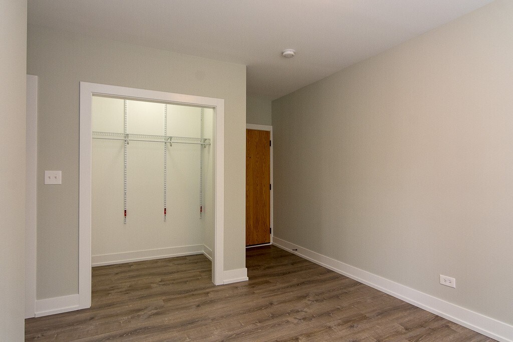 Building Photo - 711 W Brompton Ave