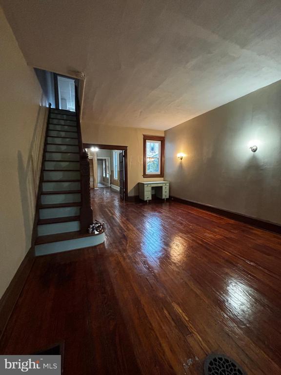 Building Photo - 2041 E Cambria St