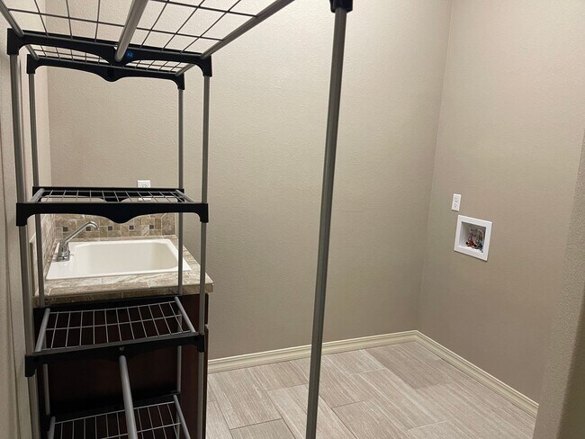 Building Photo - AMAZING TOWNHOME RIGHT OFF NORTH GATE CLOSE TO AFA & MONUMENT!!!!!!