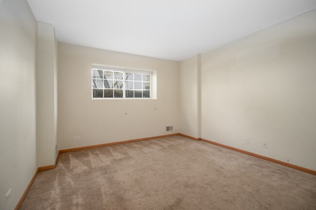 Building Photo - 1754 Middlebury Dr