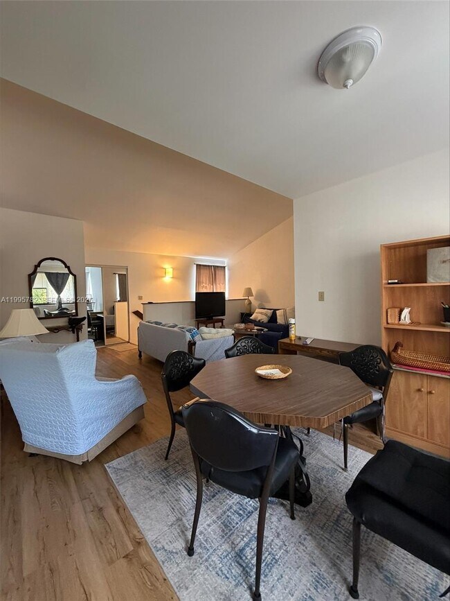 Building Photo - 221 W Park Dr