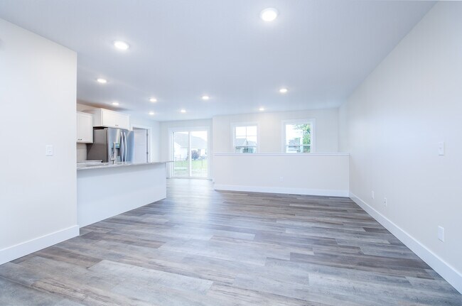 Building Photo - 9250 Brook Hollow Ln