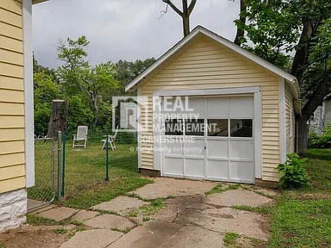 Building Photo - Cozy 2-Bedroom Near WMU & Downtown Kalamazoo!