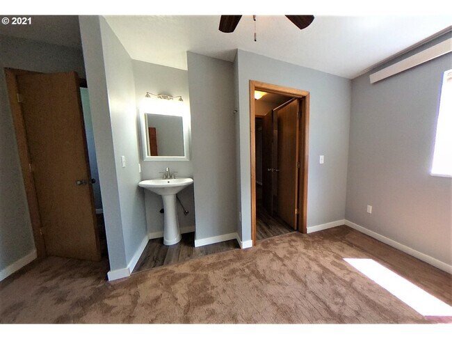 Building Photo - 6867 N Fessenden St