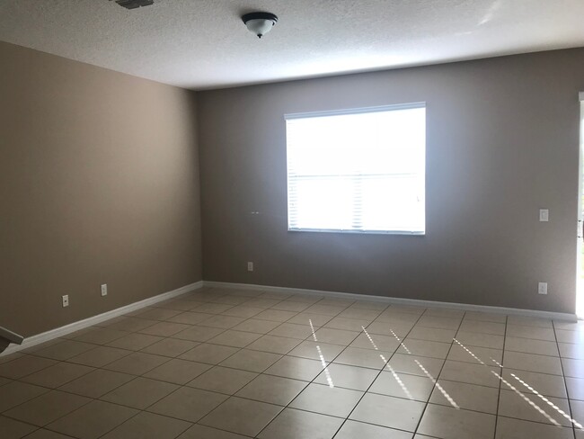 Building Photo - 4 BED HOME IN APOPKA!!! GATED COMMUNITY!!!...