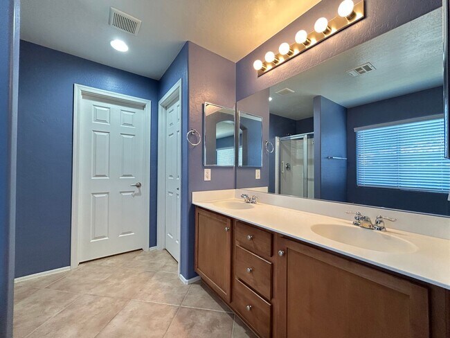 Building Photo - Gated 3-Bedroom 3-Bathroom Home in Southwest!