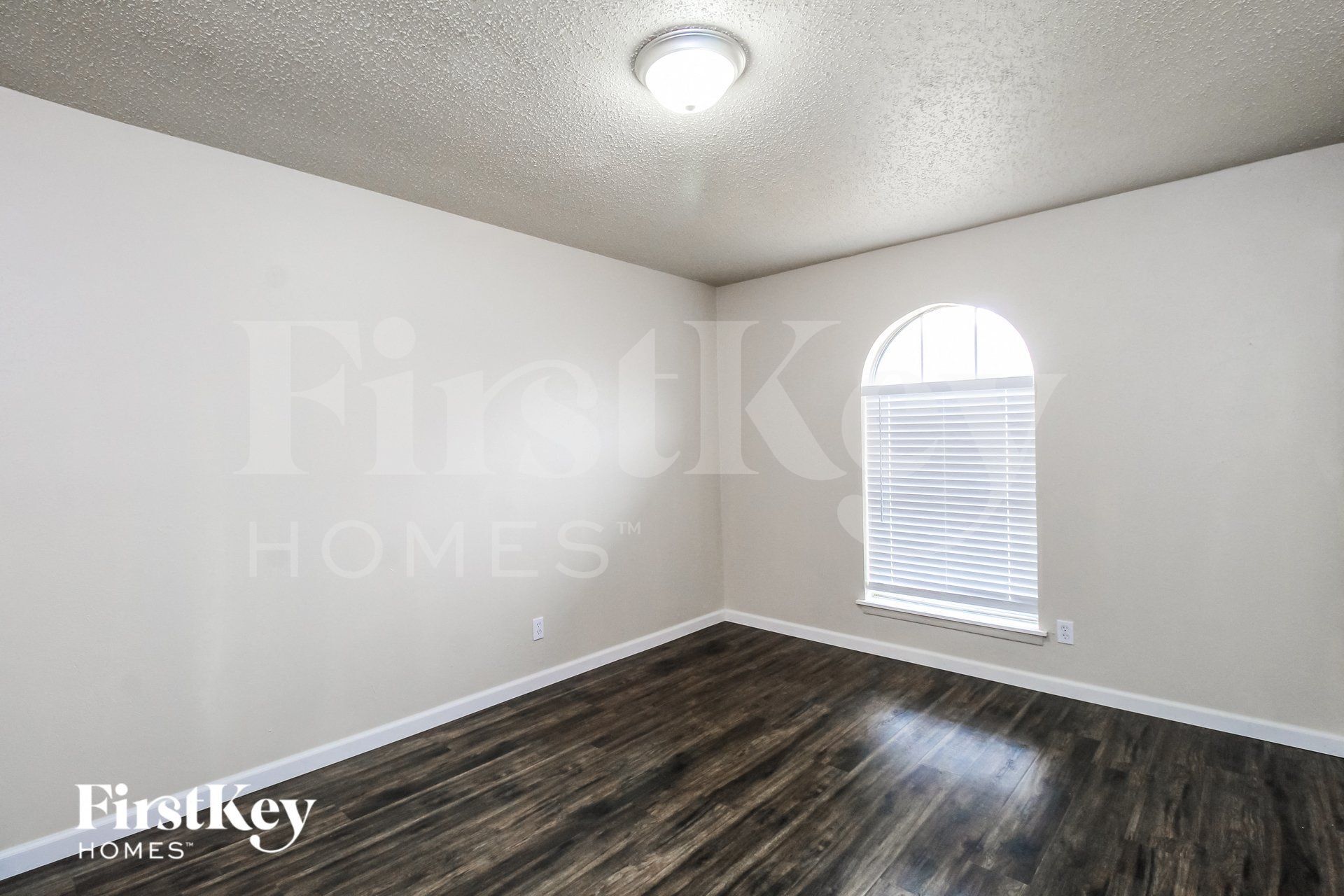 Building Photo - 2509 E Williamsburg Manor