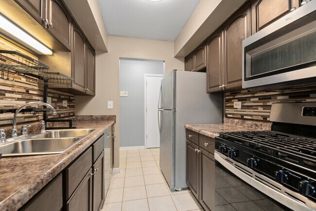 Building Photo - 2214 Country Club Dr