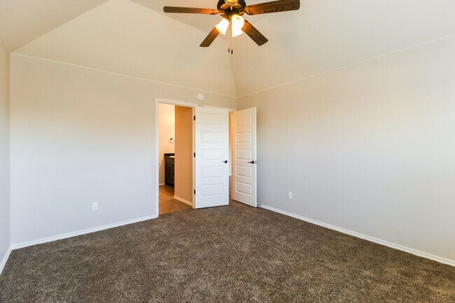 Building Photo - Beautiful 4 bed 2 bath 3 car garage home!!