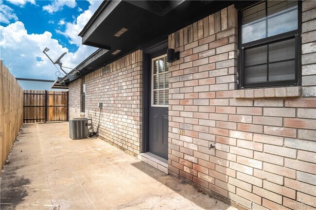 Building Photo - 7105 N 8th St