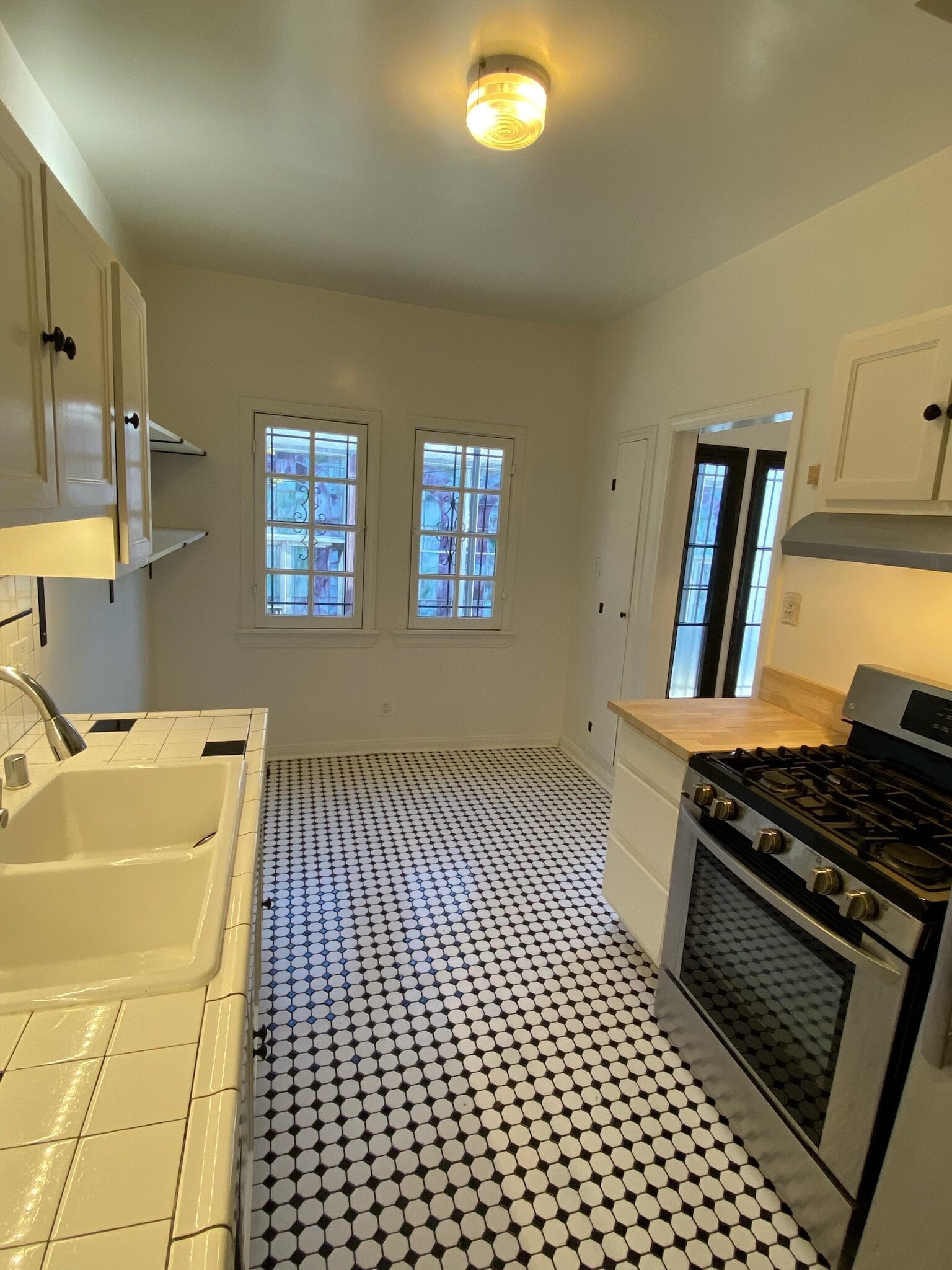 Building Photo - 2570 N Beachwood Dr