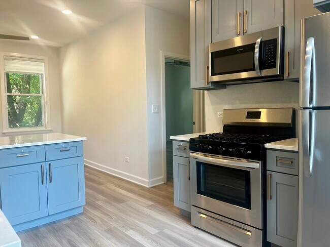 Building Photo - 5325 N Damen Ave
