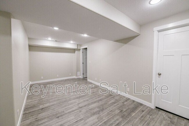 Building Photo - 1091 W Emerald Pools Ln