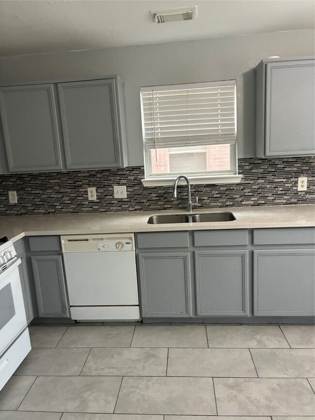 Building Photo - 9126 Kendale Dr