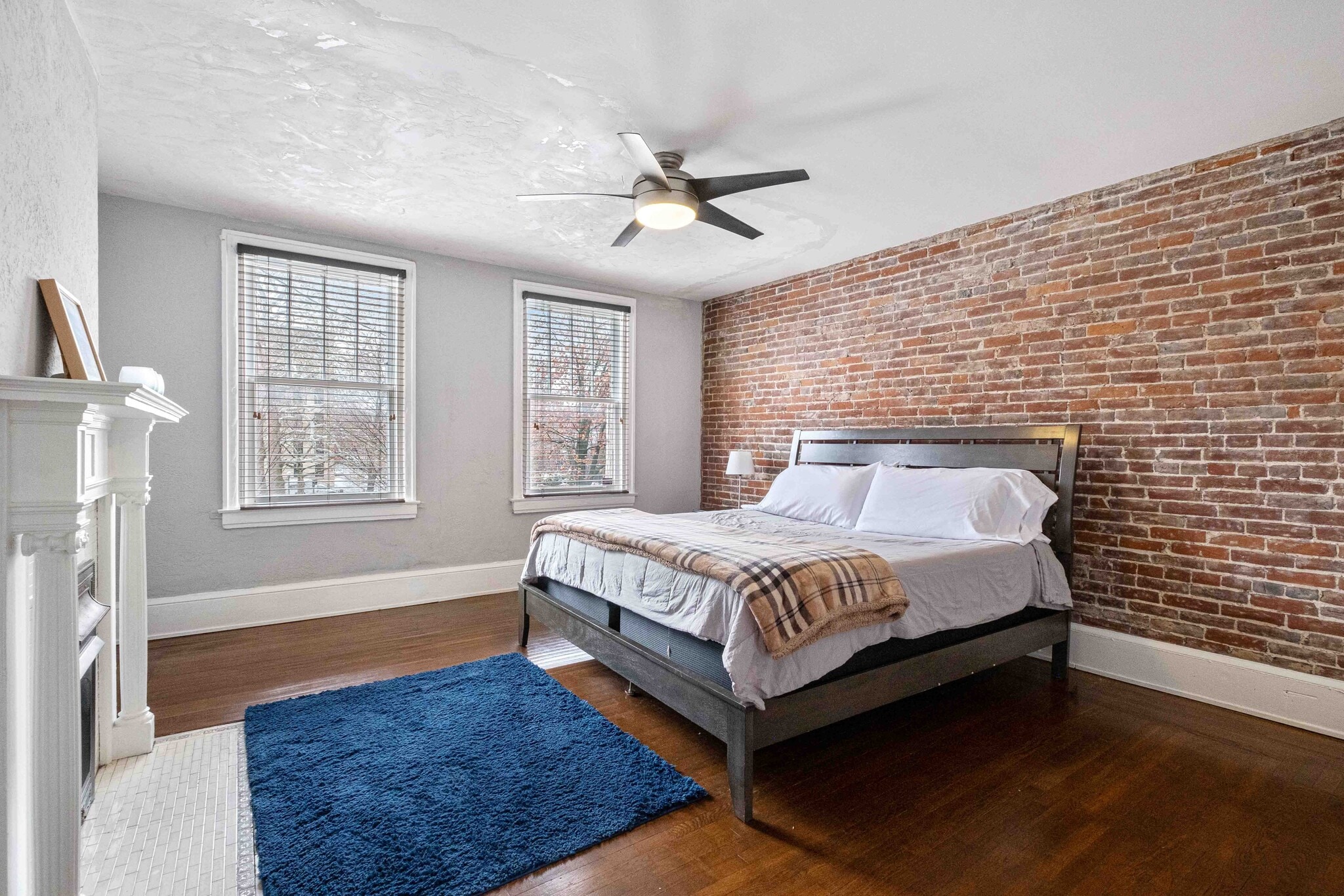 Building Photo - 218 W North Ave