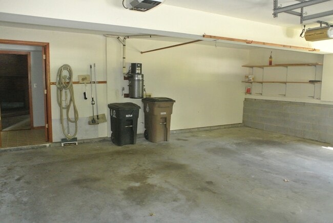 Building Photo - 302 Westwood Rd