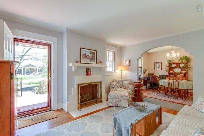 Building Photo - 3 Bed, 1.5 Bath Home with Backyard and Ple...