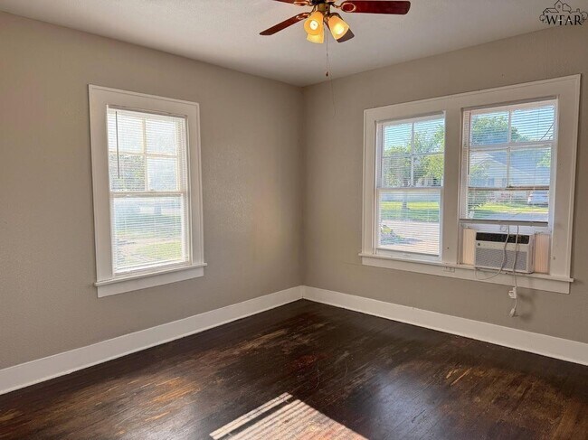 Building Photo - 1916 7th St