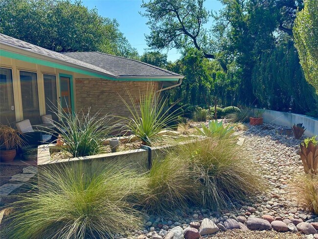 Building Photo - 400 Juniper Rd
