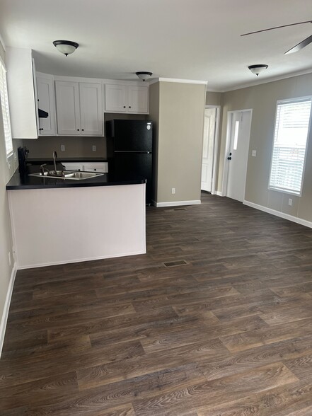 Building Photo - 750 Silent Valley Rd