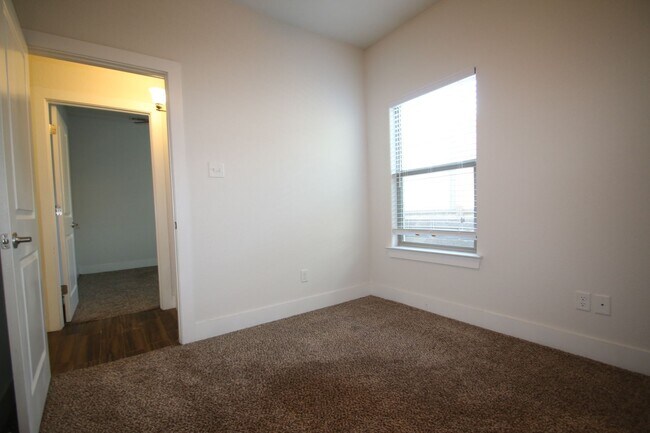 Building Photo - 8029-8031 Arbor