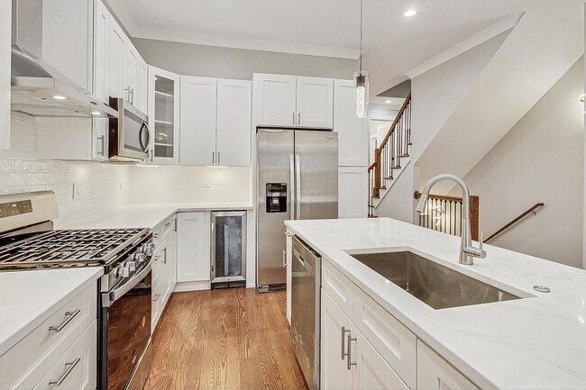 Building Photo - 6626 S Ingleside Ave