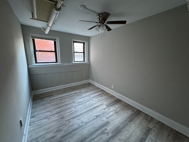 Building Photo - 2773 Hampshire-Unit 3