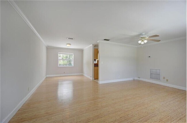 Building Photo - 110 Seminole Ln