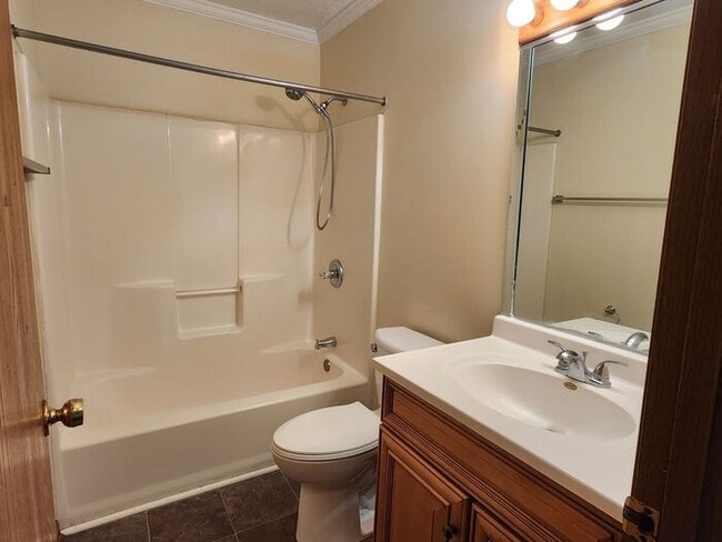 Building Photo - 3 Bedroom Duplex in East Glenn