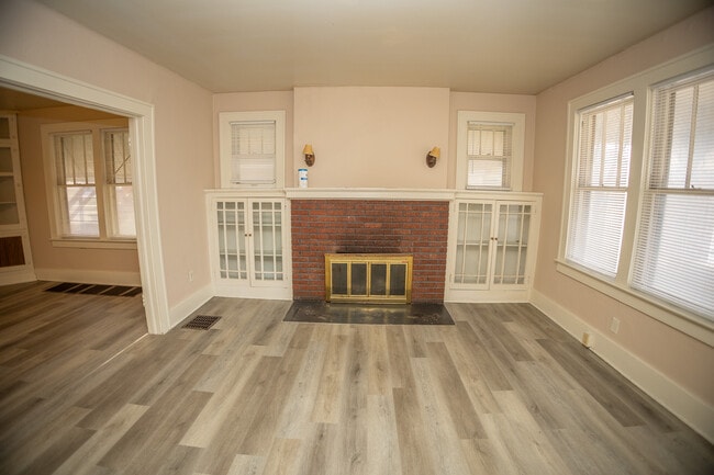 Building Photo - 927 E Dunklin St