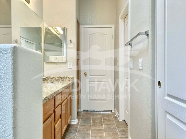 Building Photo - 780 E Glenmere Dr