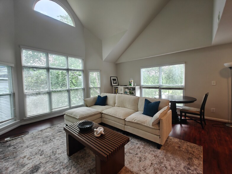 Building Photo - 521 N Graham St