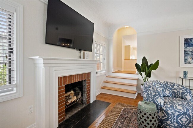 Building Photo - 221 Greymon Dr