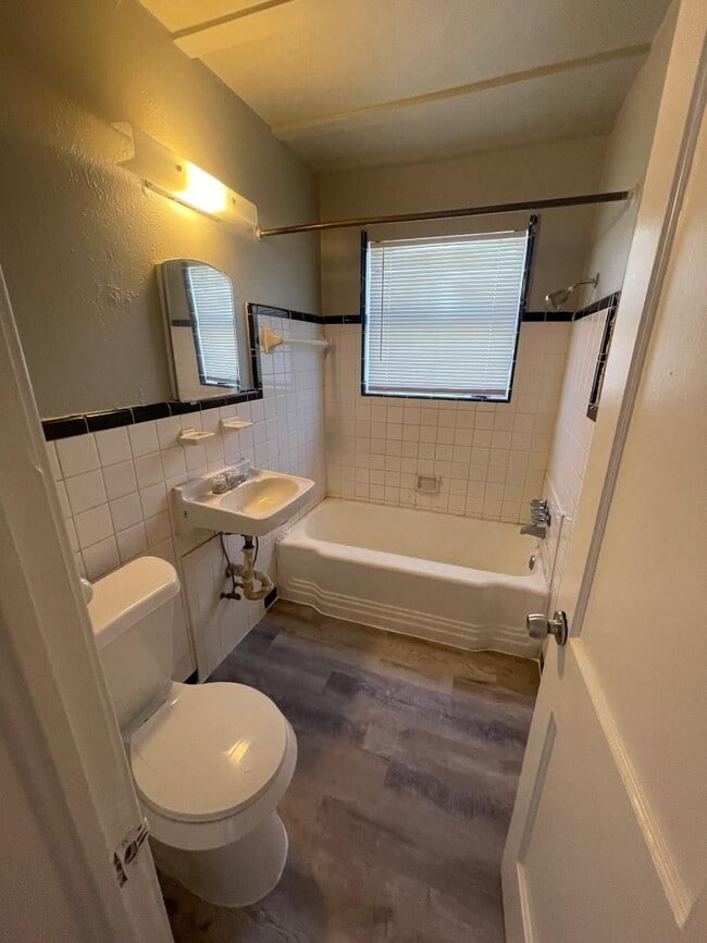 Building Photo - 2 BED 1 BATH DUPLEX FOR LEASE