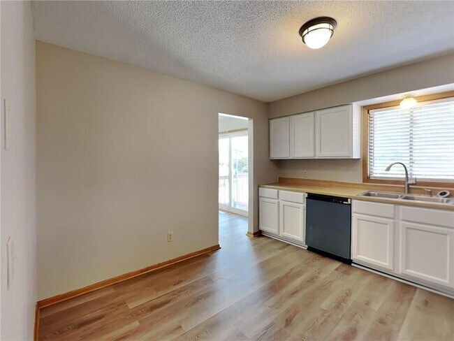 Building Photo - 11051 Quebec Ave N