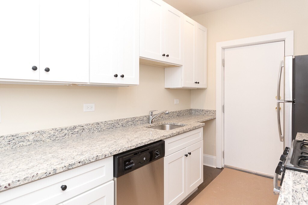 Building Photo - 1360 E 52nd St