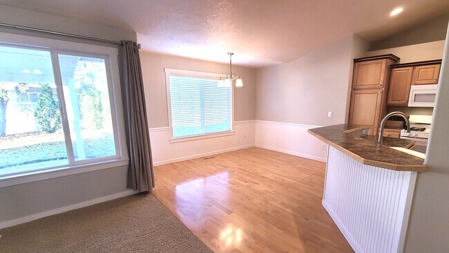 Building Photo - 2130 Strauss Ct E