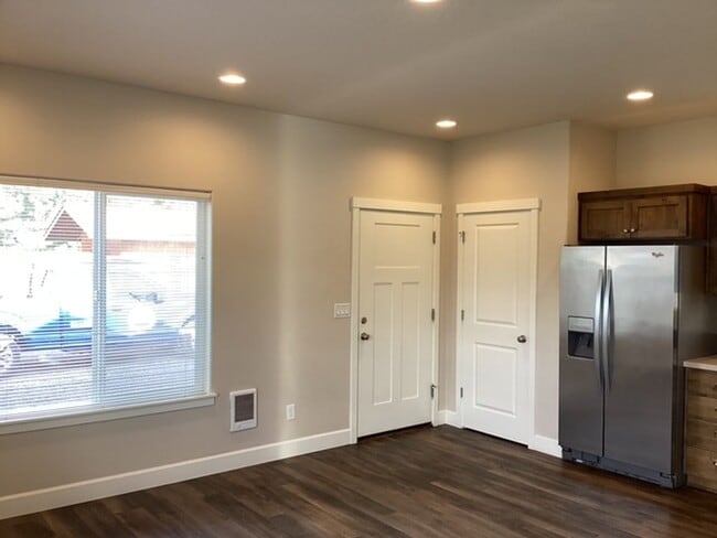 Building Photo - 1444 NW Canyon Dr